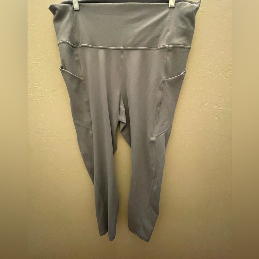 Fabletics Light Gray Cropped Leggings 1X